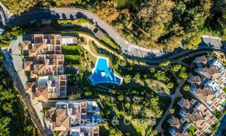 Apartamento de 3 dormitorios renovado de estilo moderno en venta con piscina y vistas al mar en Nueva Andalucía, Marbella 790812 