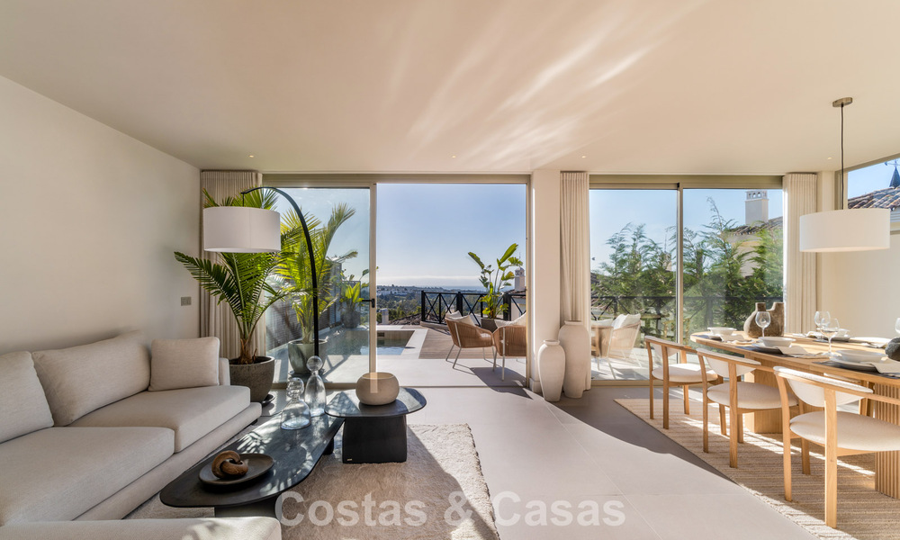 Apartamento de 3 dormitorios renovado de estilo moderno en venta con piscina y vistas al mar en Nueva Andalucía, Marbella 790813