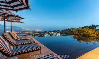 Villa de lujo contemporánea con vistas panorámicas a la montaña y al mar en venta en las colinas de Marbella Este 790941 