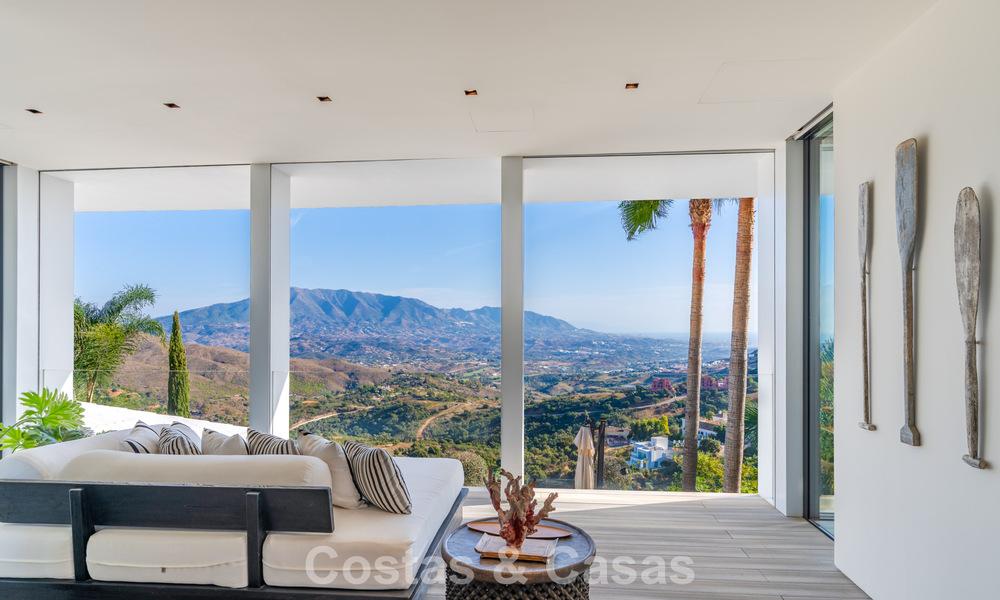Villa de lujo contemporánea con vistas panorámicas a la montaña y al mar en venta en las colinas de Marbella Este 790943