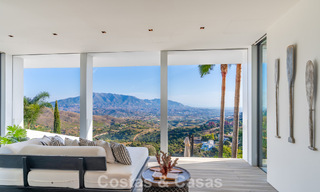Villa de lujo contemporánea con vistas panorámicas a la montaña y al mar en venta en las colinas de Marbella Este 790943 