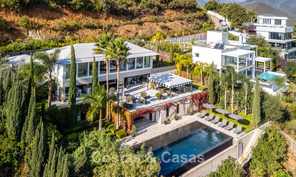 Villa de lujo contemporánea con vistas panorámicas a la montaña y al mar en venta en las colinas de Marbella Este 790945