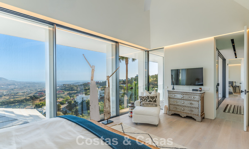 Villa de lujo contemporánea con vistas panorámicas a la montaña y al mar en venta en las colinas de Marbella Este 790946