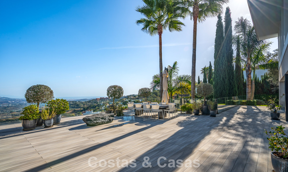 Villa de lujo contemporánea con vistas panorámicas a la montaña y al mar en venta en las colinas de Marbella Este 790950