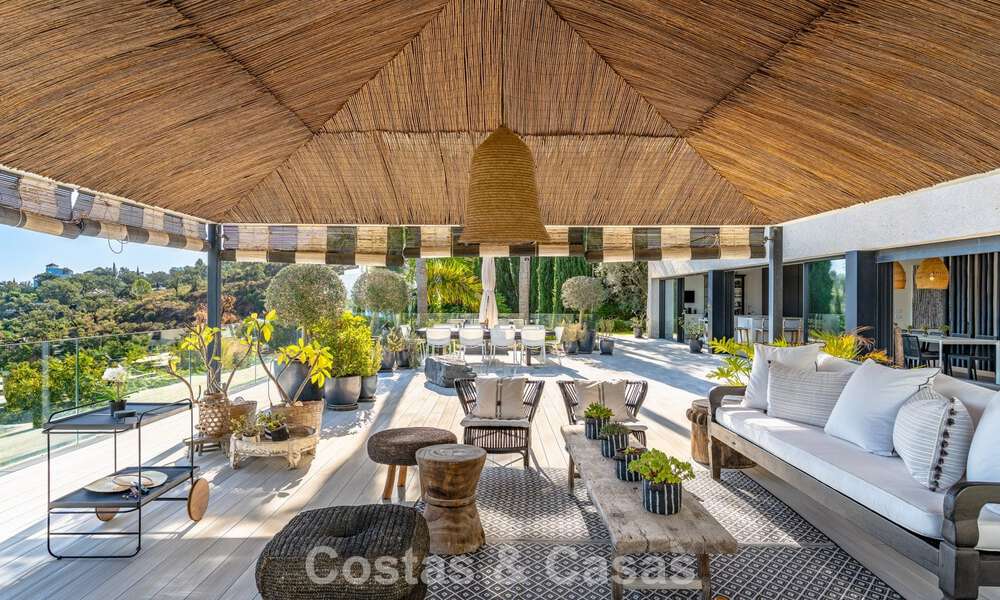 Villa de lujo contemporánea con vistas panorámicas a la montaña y al mar en venta en las colinas de Marbella Este 790951