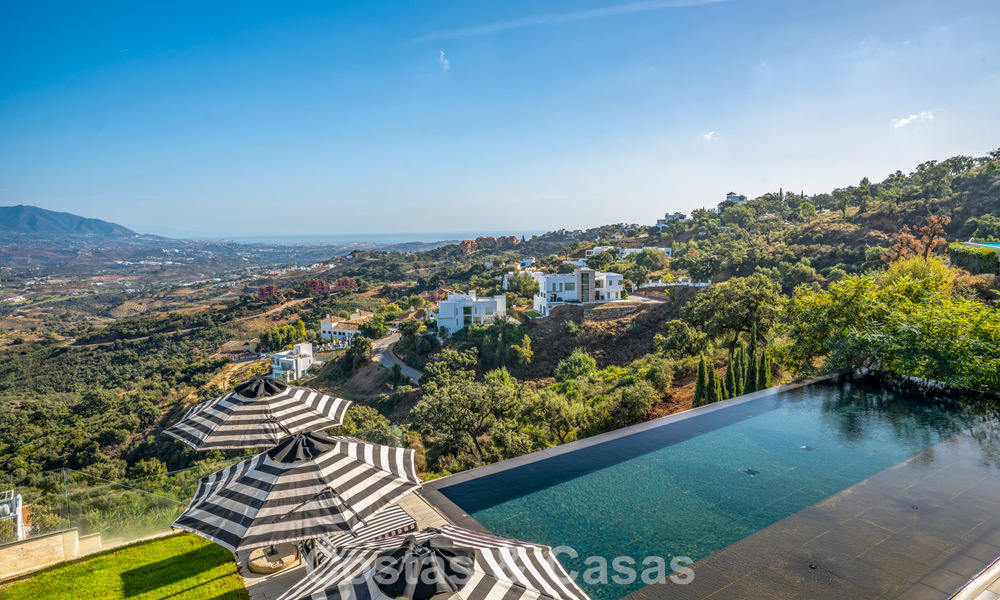 Villa de lujo contemporánea con vistas panorámicas a la montaña y al mar en venta en las colinas de Marbella Este 790952