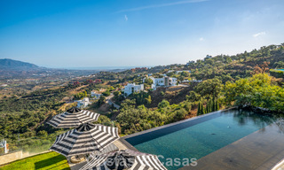 Villa de lujo contemporánea con vistas panorámicas a la montaña y al mar en venta en las colinas de Marbella Este 790952 