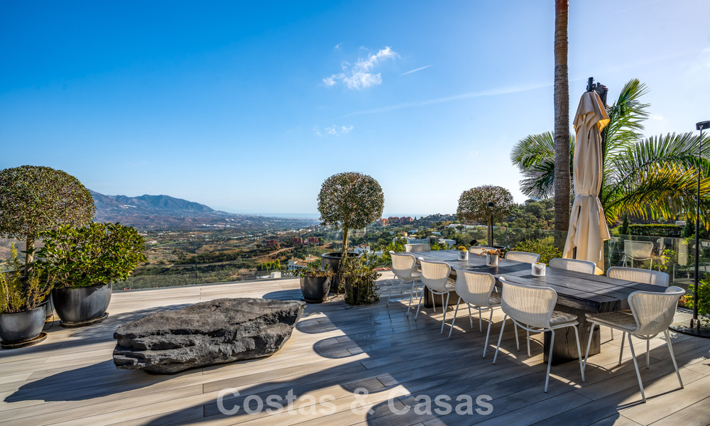 Villa de lujo contemporánea con vistas panorámicas a la montaña y al mar en venta en las colinas de Marbella Este 790953