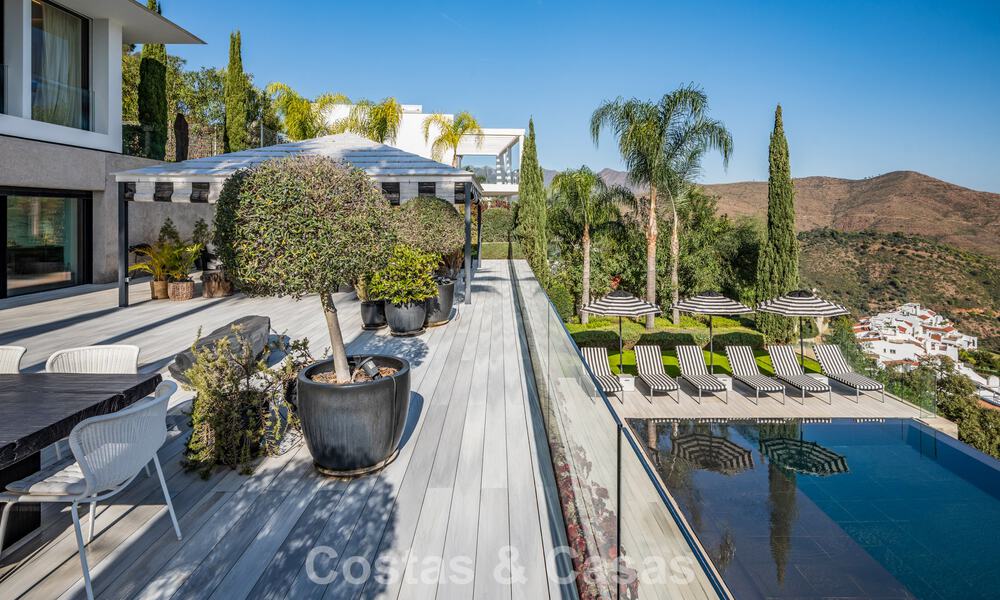 Villa de lujo contemporánea con vistas panorámicas a la montaña y al mar en venta en las colinas de Marbella Este 790956