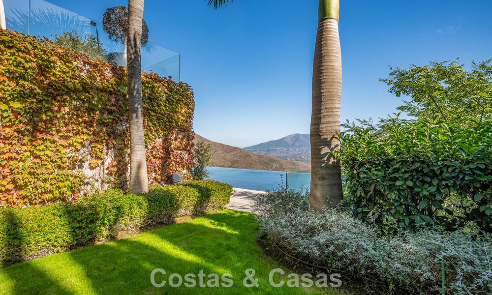 Villa de lujo contemporánea con vistas panorámicas a la montaña y al mar en venta en las colinas de Marbella Este 790959