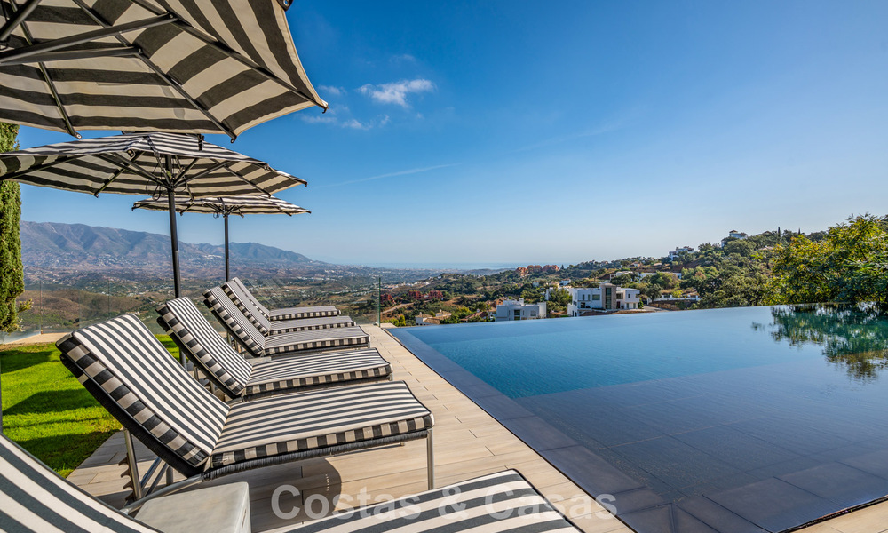 Villa de lujo contemporánea con vistas panorámicas a la montaña y al mar en venta en las colinas de Marbella Este 790962