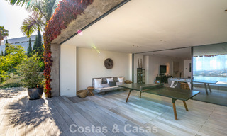 Villa de lujo contemporánea con vistas panorámicas a la montaña y al mar en venta en las colinas de Marbella Este 790964 