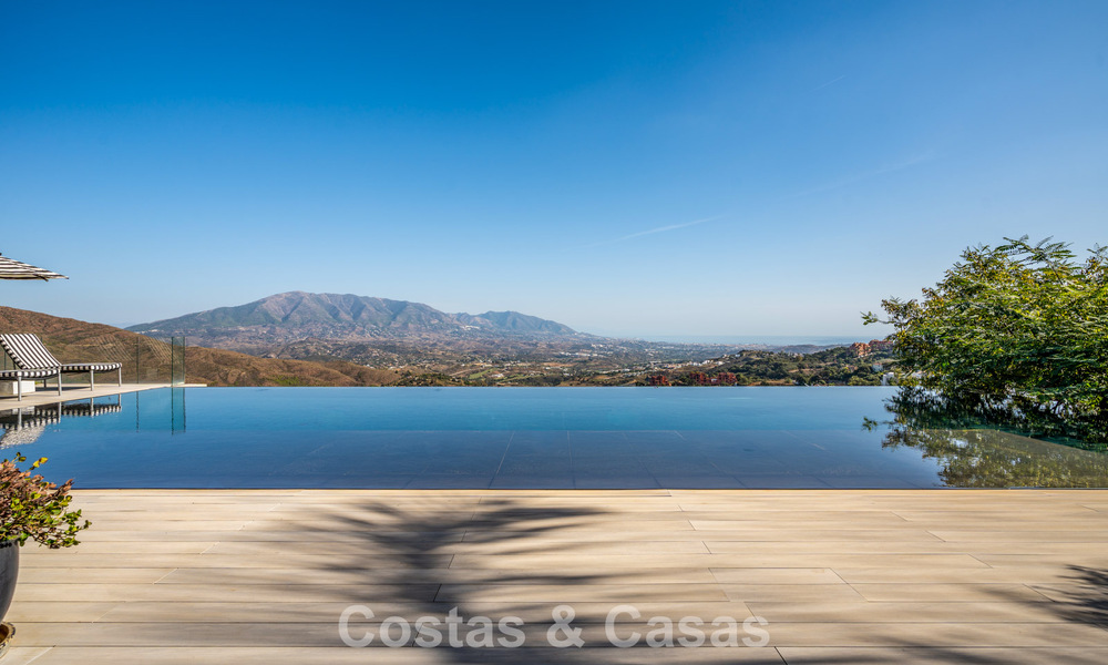 Villa de lujo contemporánea con vistas panorámicas a la montaña y al mar en venta en las colinas de Marbella Este 790965