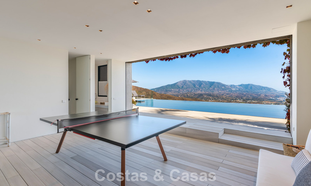 Villa de lujo contemporánea con vistas panorámicas a la montaña y al mar en venta en las colinas de Marbella Este 790966