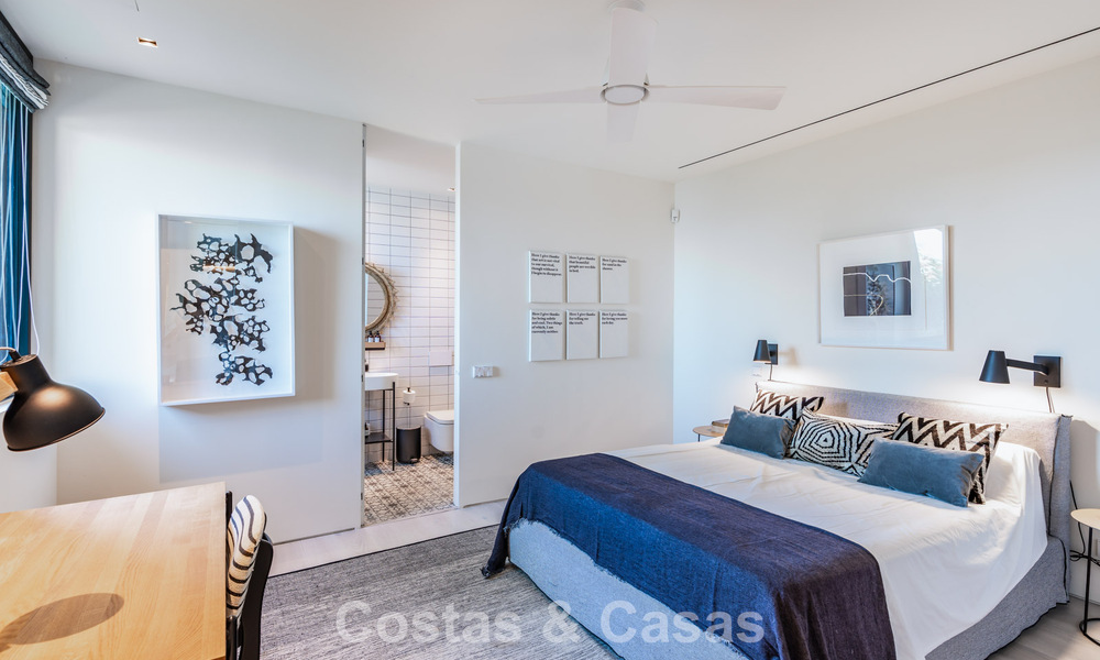 Villa de lujo contemporánea con vistas panorámicas a la montaña y al mar en venta en las colinas de Marbella Este 790972