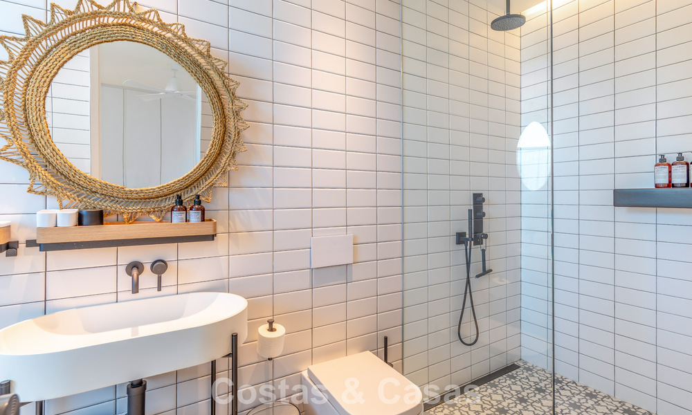 Villa de lujo contemporánea con vistas panorámicas a la montaña y al mar en venta en las colinas de Marbella Este 790973