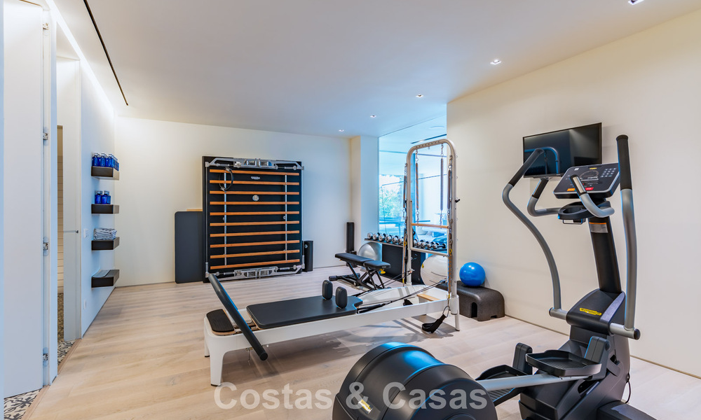 Villa de lujo contemporánea con vistas panorámicas a la montaña y al mar en venta en las colinas de Marbella Este 790975