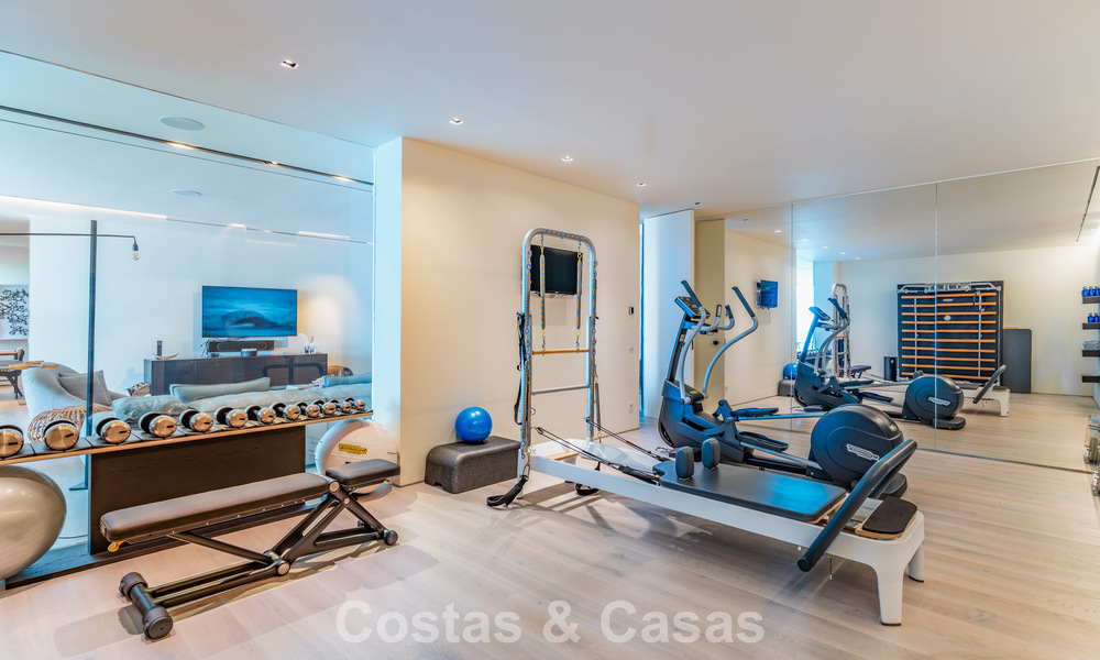 Villa de lujo contemporánea con vistas panorámicas a la montaña y al mar en venta en las colinas de Marbella Este 790976