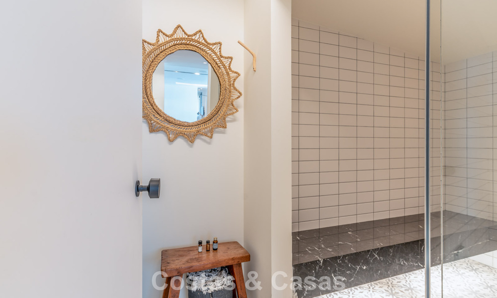 Villa de lujo contemporánea con vistas panorámicas a la montaña y al mar en venta en las colinas de Marbella Este 790977