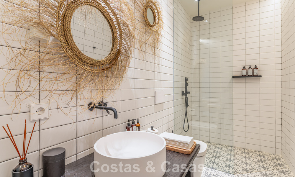 Villa de lujo contemporánea con vistas panorámicas a la montaña y al mar en venta en las colinas de Marbella Este 790978