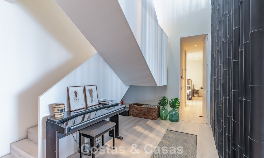 Villa de lujo contemporánea con vistas panorámicas a la montaña y al mar en venta en las colinas de Marbella Este 790979