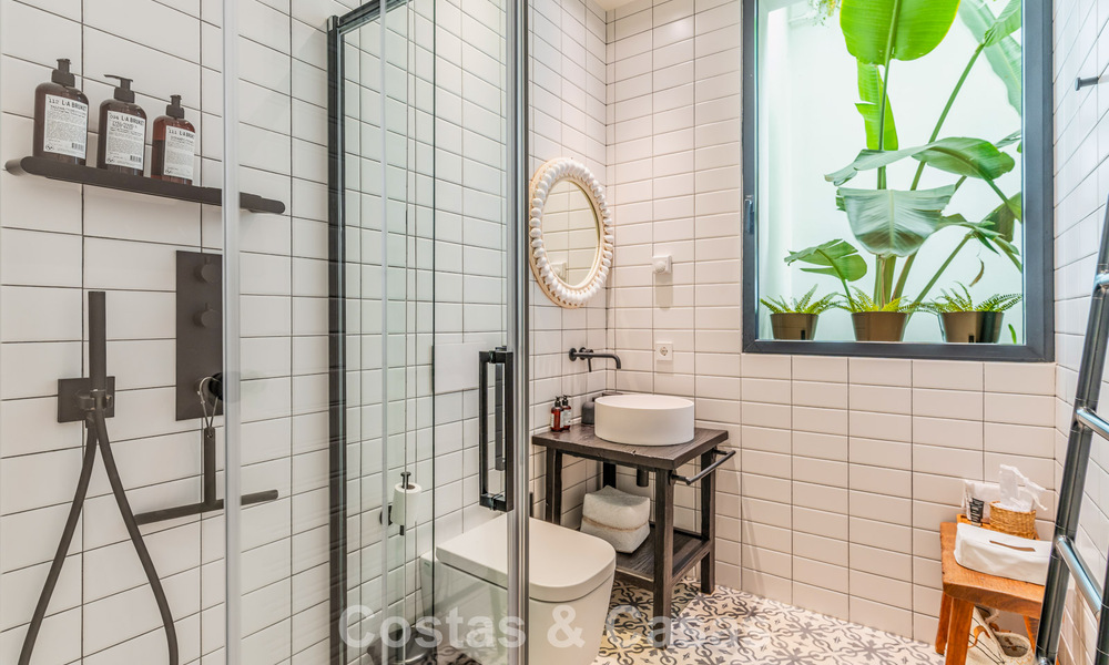 Villa de lujo contemporánea con vistas panorámicas a la montaña y al mar en venta en las colinas de Marbella Este 790980