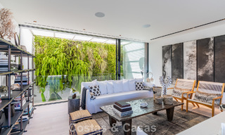 Villa de lujo contemporánea con vistas panorámicas a la montaña y al mar en venta en las colinas de Marbella Este 790983 