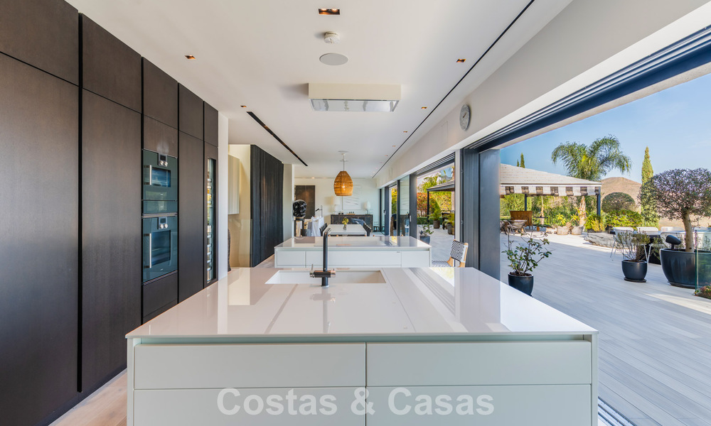 Villa de lujo contemporánea con vistas panorámicas a la montaña y al mar en venta en las colinas de Marbella Este 790986