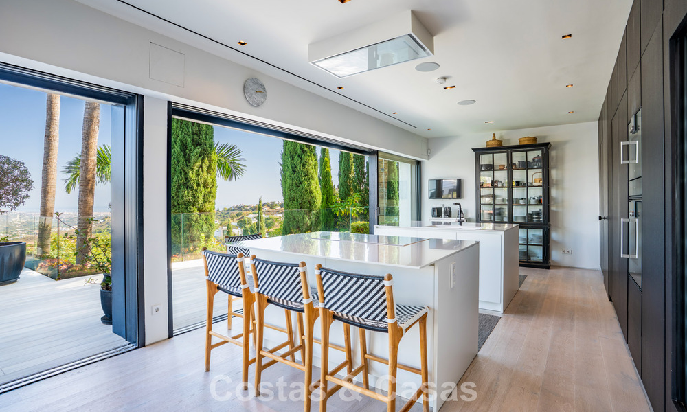 Villa de lujo contemporánea con vistas panorámicas a la montaña y al mar en venta en las colinas de Marbella Este 790987