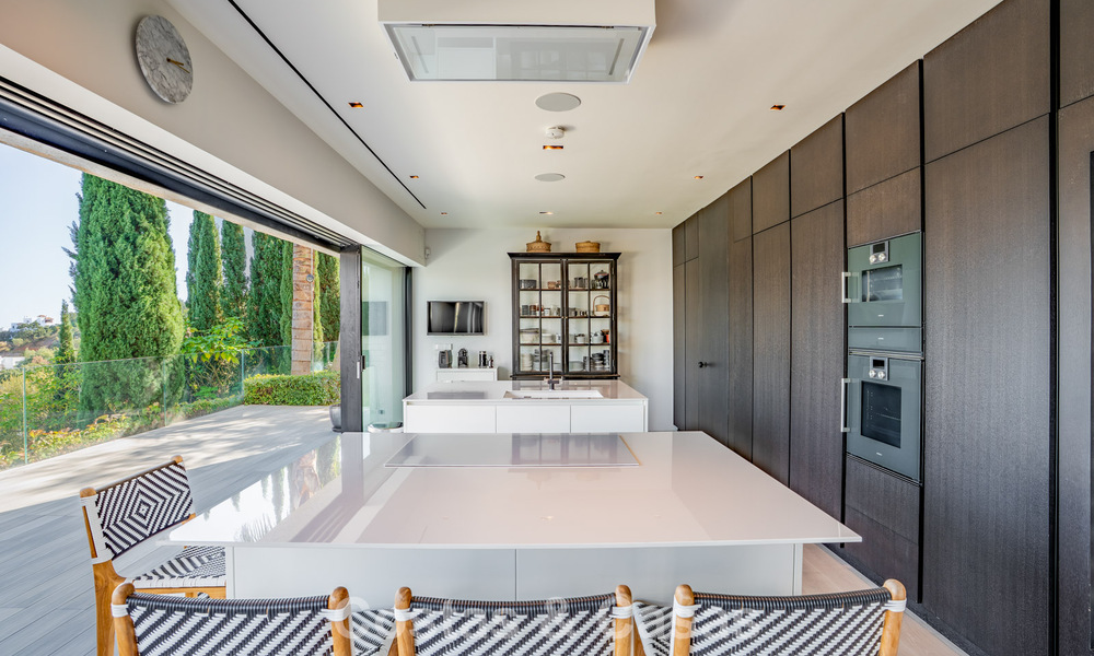 Villa de lujo contemporánea con vistas panorámicas a la montaña y al mar en venta en las colinas de Marbella Este 790988