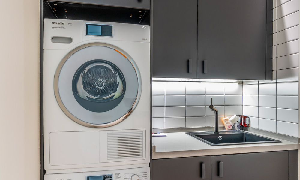 Villa de lujo contemporánea con vistas panorámicas a la montaña y al mar en venta en las colinas de Marbella Este 790989