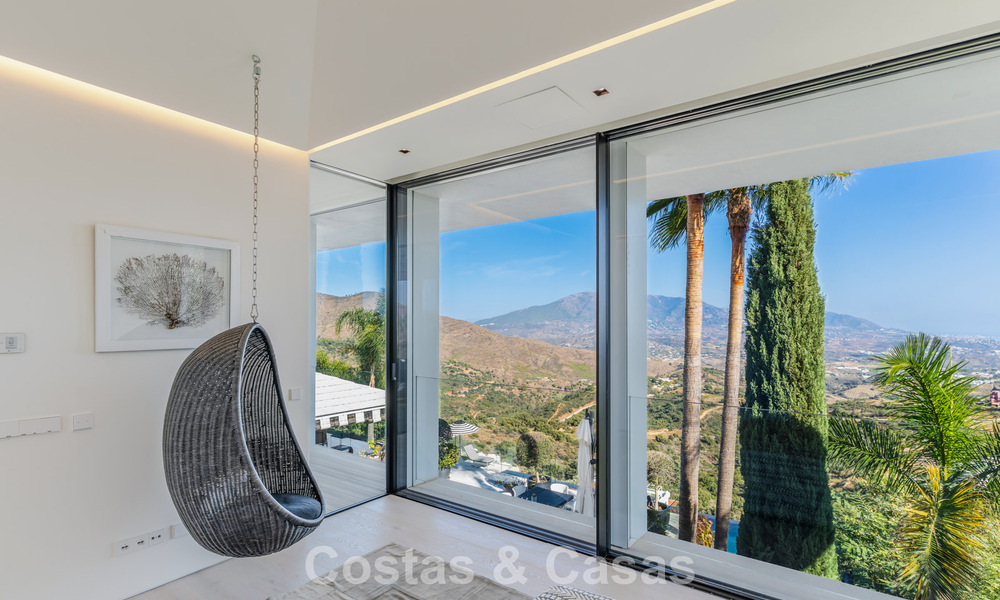 Villa de lujo contemporánea con vistas panorámicas a la montaña y al mar en venta en las colinas de Marbella Este 790991
