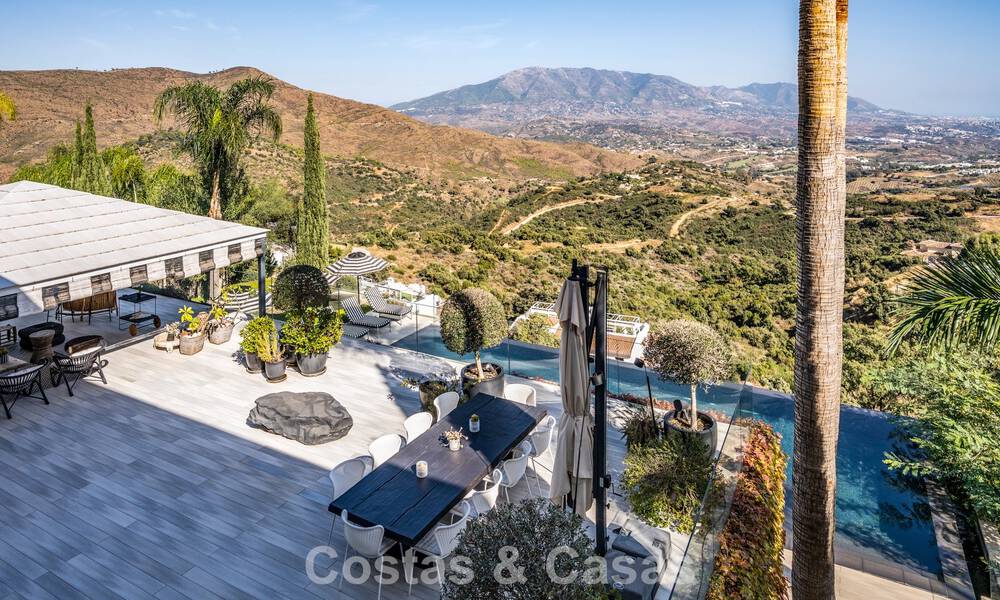 Villa de lujo contemporánea con vistas panorámicas a la montaña y al mar en venta en las colinas de Marbella Este 790992