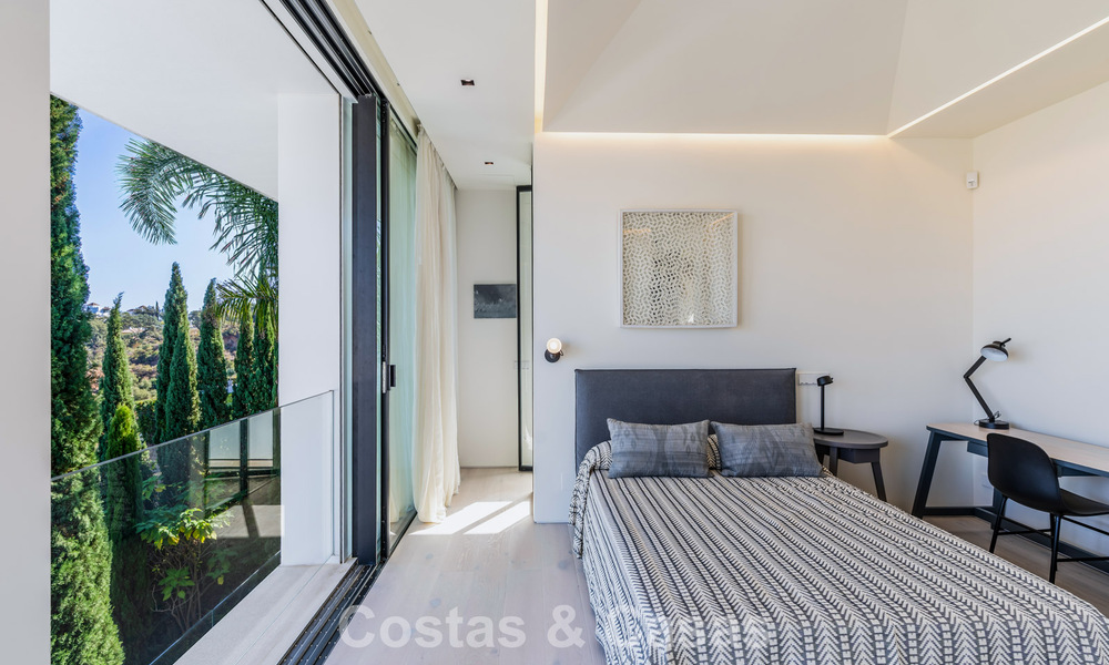 Villa de lujo contemporánea con vistas panorámicas a la montaña y al mar en venta en las colinas de Marbella Este 790993