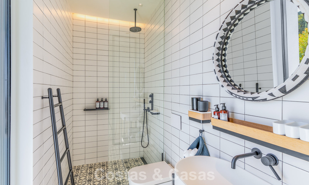 Villa de lujo contemporánea con vistas panorámicas a la montaña y al mar en venta en las colinas de Marbella Este 790994