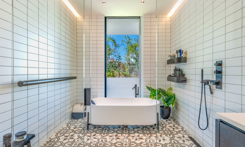 Villa de lujo contemporánea con vistas panorámicas a la montaña y al mar en venta en las colinas de Marbella Este 790995