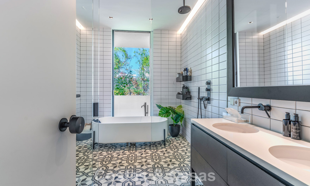 Villa de lujo contemporánea con vistas panorámicas a la montaña y al mar en venta en las colinas de Marbella Este 790996