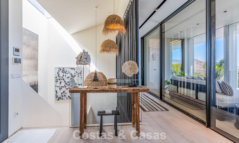 Villa de lujo contemporánea con vistas panorámicas a la montaña y al mar en venta en las colinas de Marbella Este 790997