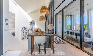 Villa de lujo contemporánea con vistas panorámicas a la montaña y al mar en venta en las colinas de Marbella Este 790997 