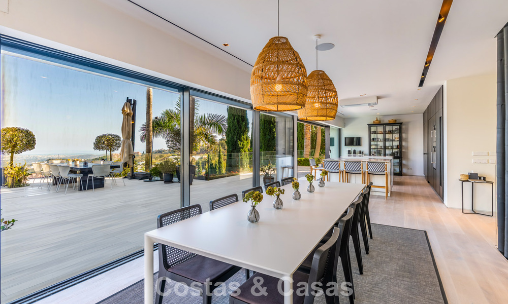 Villa de lujo contemporánea con vistas panorámicas a la montaña y al mar en venta en las colinas de Marbella Este 790998
