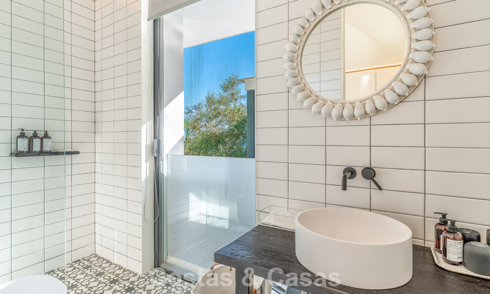 Villa de lujo contemporánea con vistas panorámicas a la montaña y al mar en venta en las colinas de Marbella Este 791000