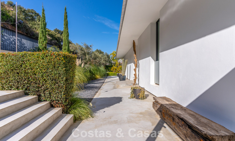 Villa de lujo contemporánea con vistas panorámicas a la montaña y al mar en venta en las colinas de Marbella Este 791001