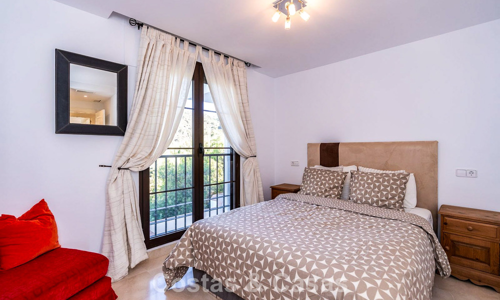 Apartamento mediterráneo con vistas al golf y al mar en venta en un resort de golf en las colinas de Marbella - Benahavís 790920