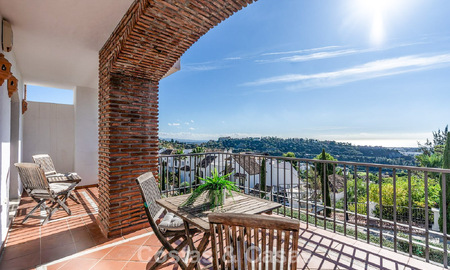 Apartamento mediterráneo con vistas al golf y al mar en venta en un resort de golf en las colinas de Marbella - Benahavís 790923