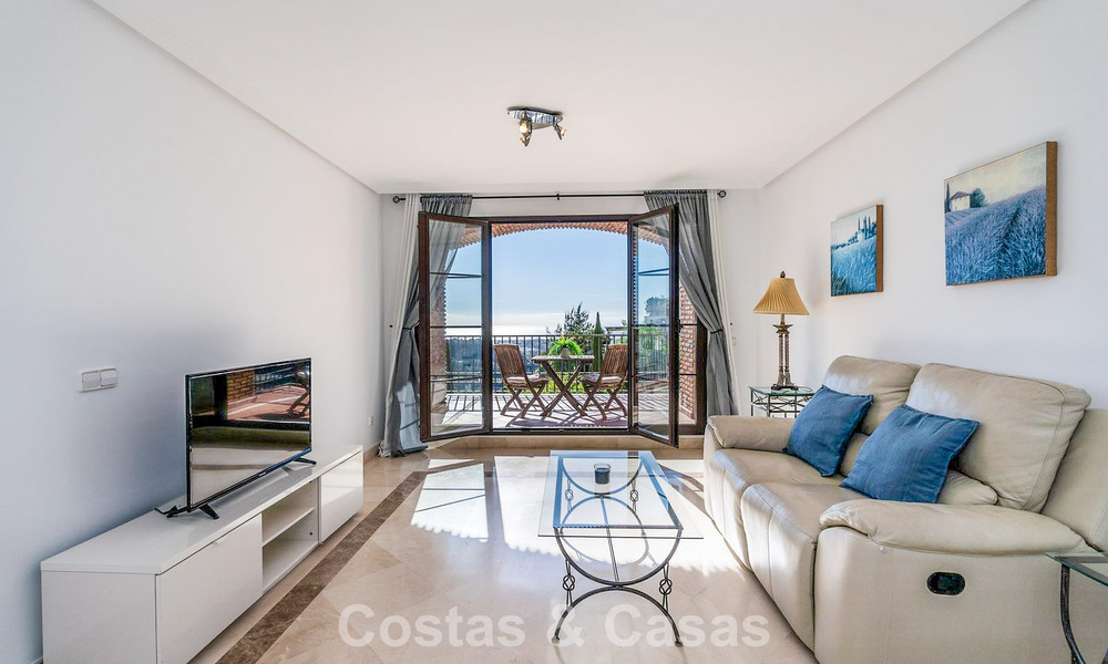 Apartamento mediterráneo con vistas al golf y al mar en venta en un resort de golf en las colinas de Marbella - Benahavís 790925