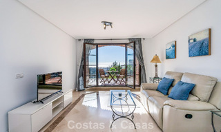 Apartamento mediterráneo con vistas al golf y al mar en venta en un resort de golf en las colinas de Marbella - Benahavís 790925 