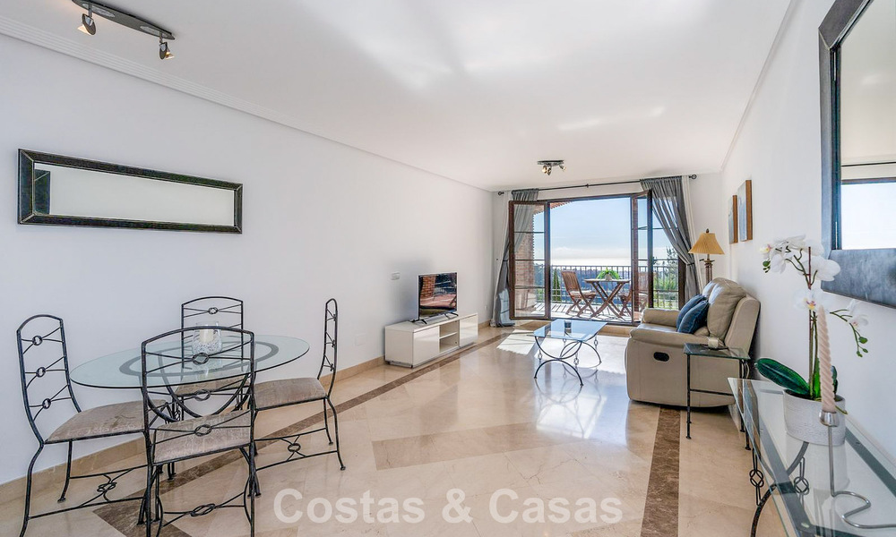 Apartamento mediterráneo con vistas al golf y al mar en venta en un resort de golf en las colinas de Marbella - Benahavís 790926