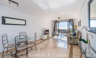 Apartamento mediterráneo con vistas al golf y al mar en venta en un resort de golf en las colinas de Marbella - Benahavís 790926 