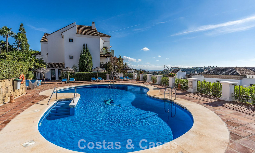 Apartamento mediterráneo con vistas al golf y al mar en venta en un resort de golf en las colinas de Marbella - Benahavís 790928