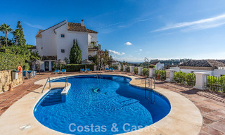 Apartamento mediterráneo con vistas al golf y al mar en venta en un resort de golf en las colinas de Marbella - Benahavís 790928 